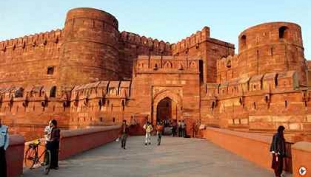 Visit the Agra fort