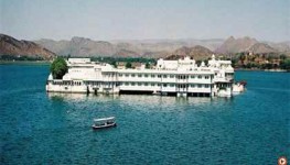 Boat Ride At Lake Pichola With Private Transfers