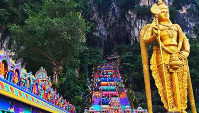 Visit Lord Murugan statue at Batu Caves